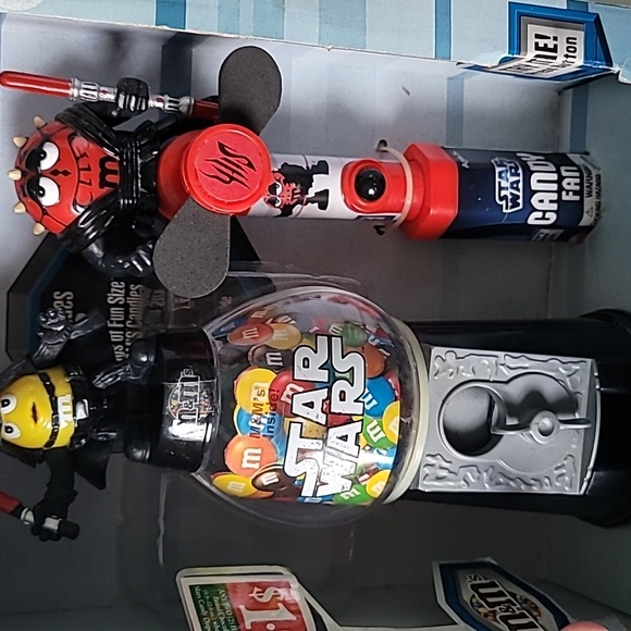 *Rare* 2012 Star Wars Gift Pack Candy Dispenser and Candy Fan - Picture 5 of 10